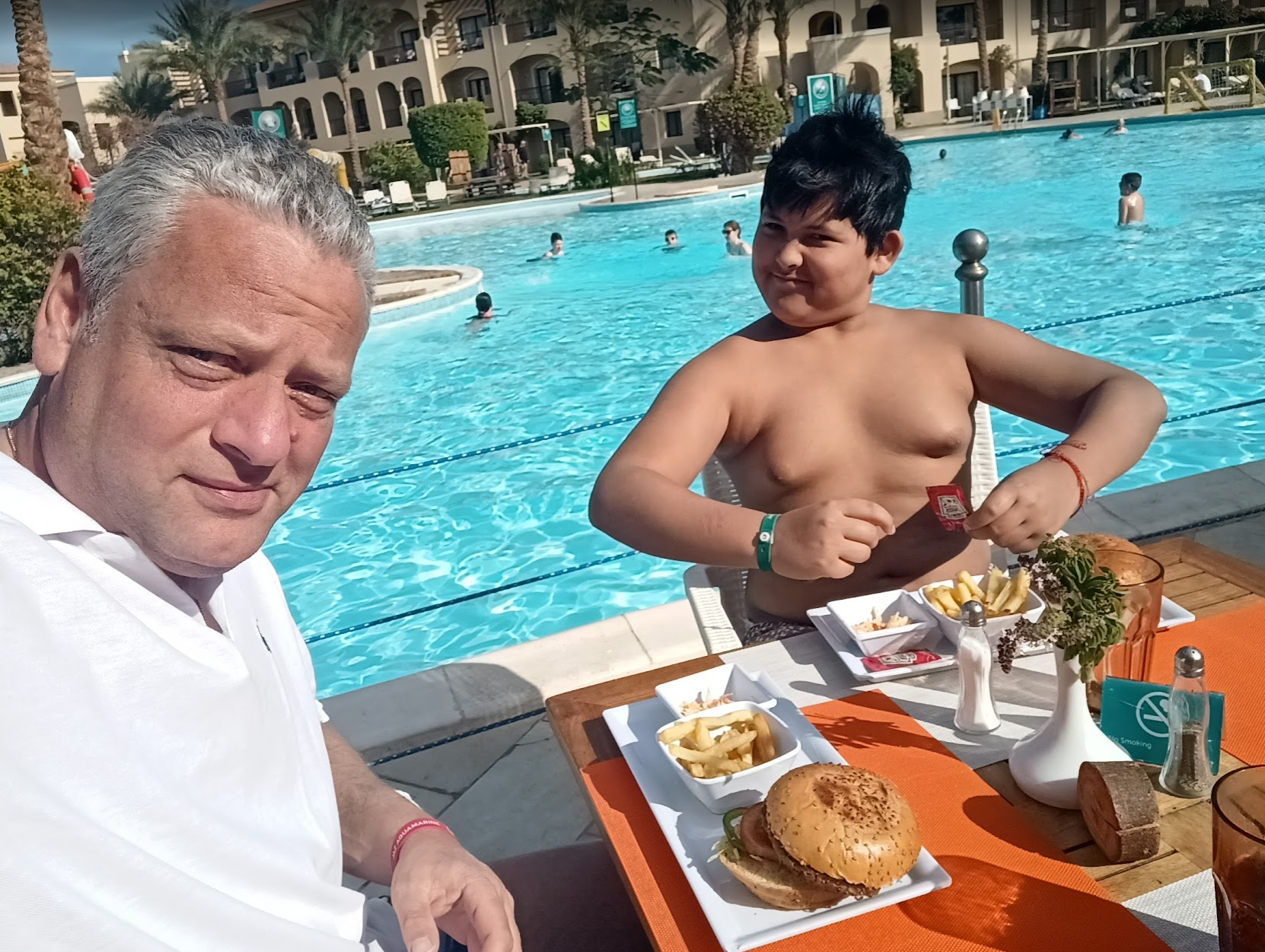 Hamburgers, koeien en… geheime stallen?
